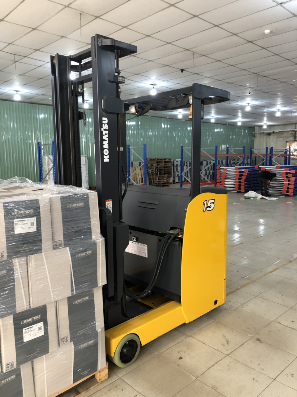 Xe nâng điện đứng lái